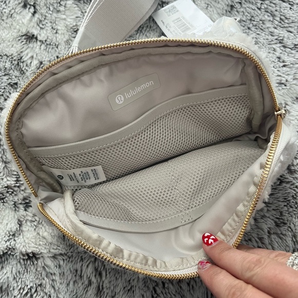 NWT Lululemon Athletica White Sherpa Crossbody Bag - Picture 4 of 4